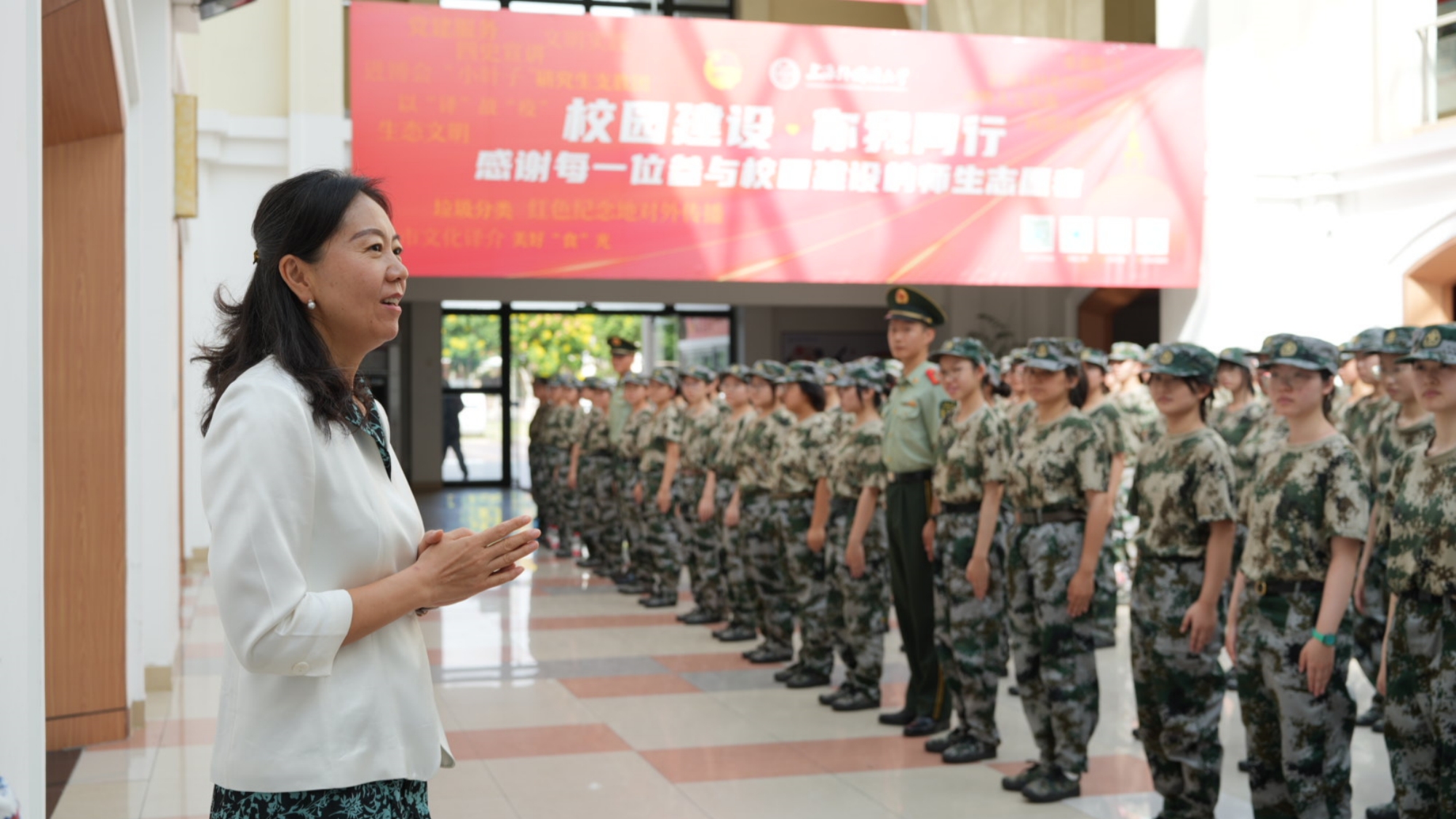 校领导亲临军训现场慰问参训同学.jpg