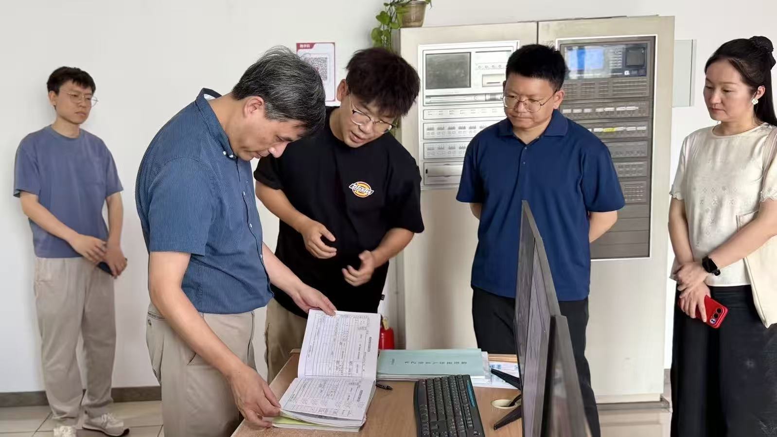 孟校长检查消控室台账.jpg