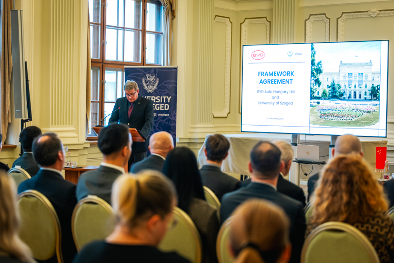 5.20251203赛大与比亚迪签约  校长拉兹洛·罗沃发言.jpg