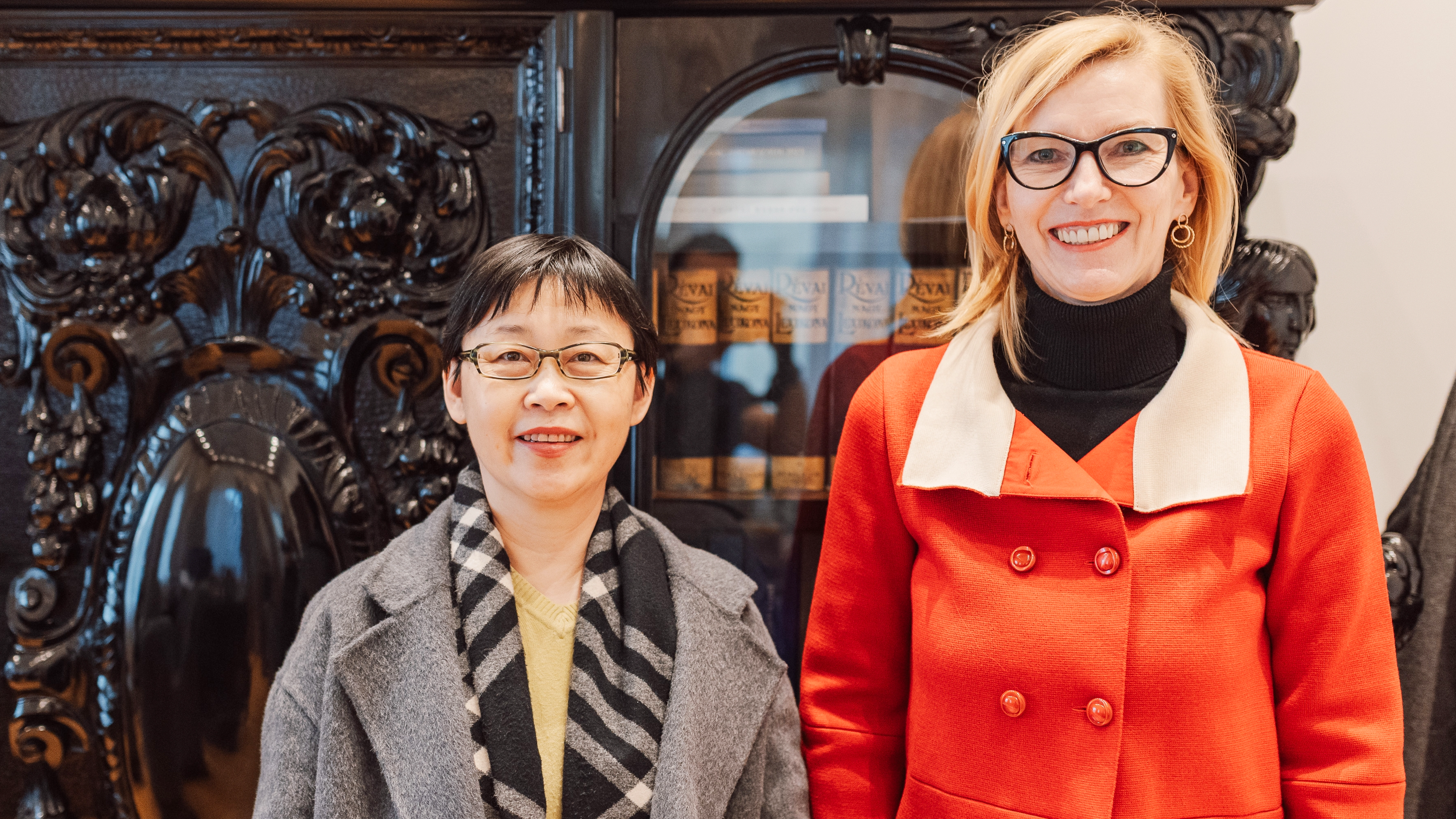 1.20251209 赛格德大学孔子学院中方院长陶茜和赛格德大学法学院院长Prof. Dr. Márta G%U00F6r%U00F6g合照.jpg