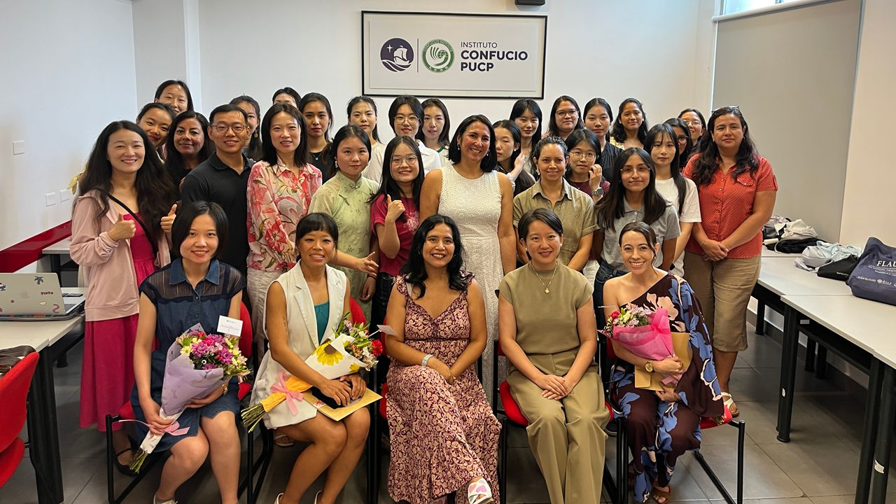2.20260319 秘鲁天主教大学孔院 年度优秀教师颁奖合照.jpg