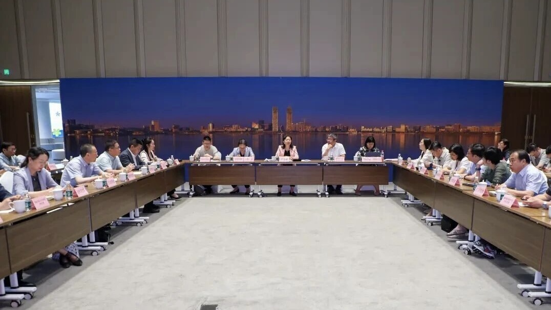 上海外国语大学赴临港新片区调研并召开二级单位党组织书记例会
