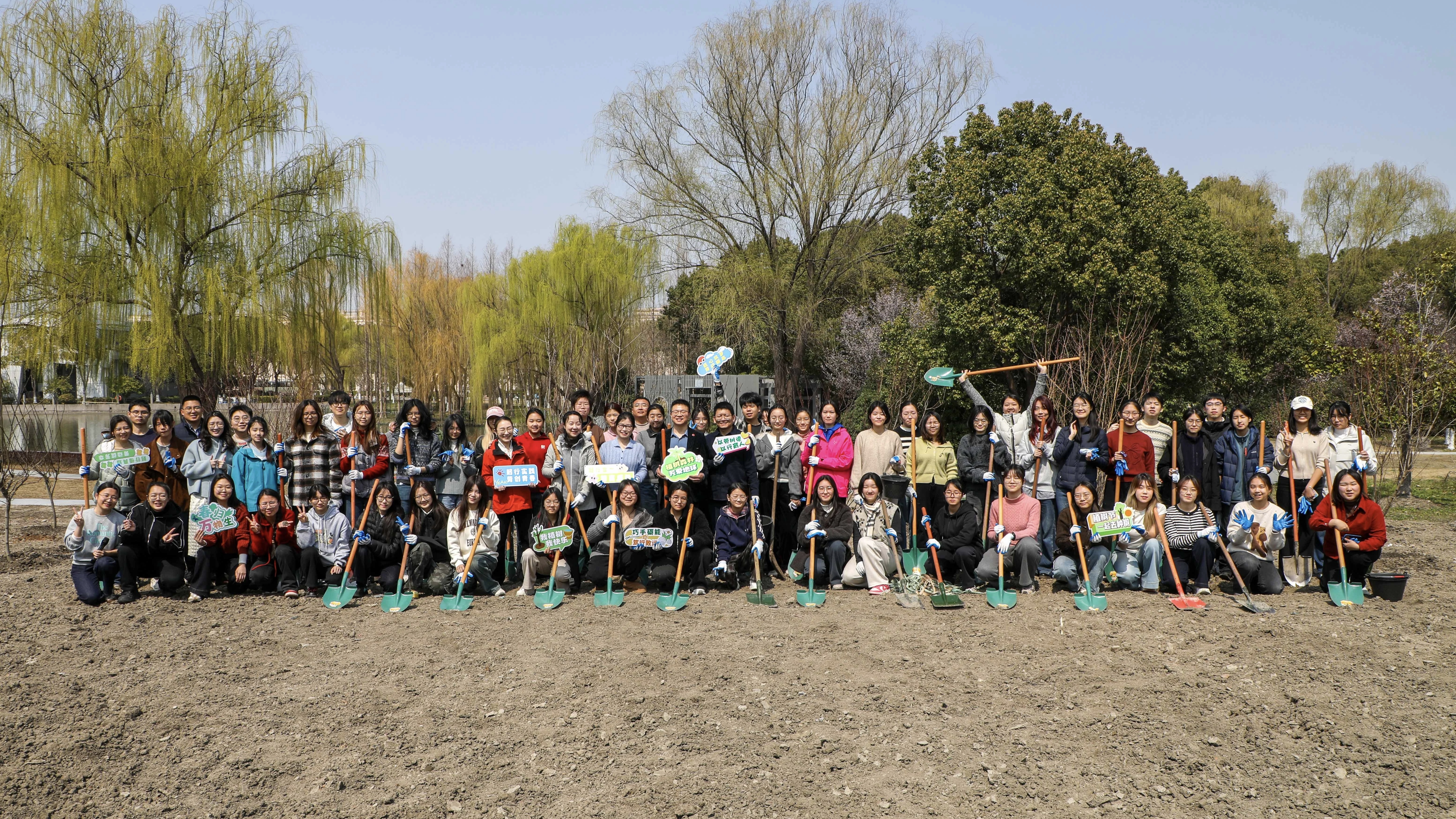 上海外国语大学在松江校区举行植树节主题实践活动
